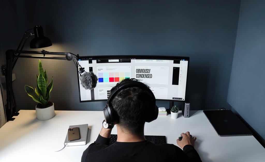 imagem de um set-up de computador