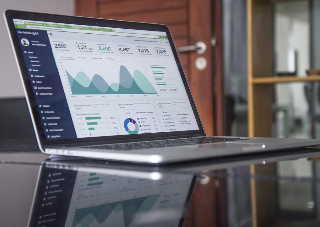 imagem de um laptop mostrando gráficos de finanças