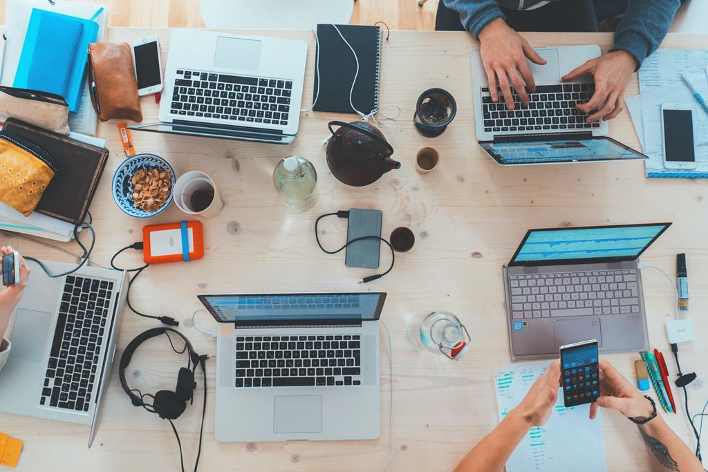 imagem de um set-up de computador e celular