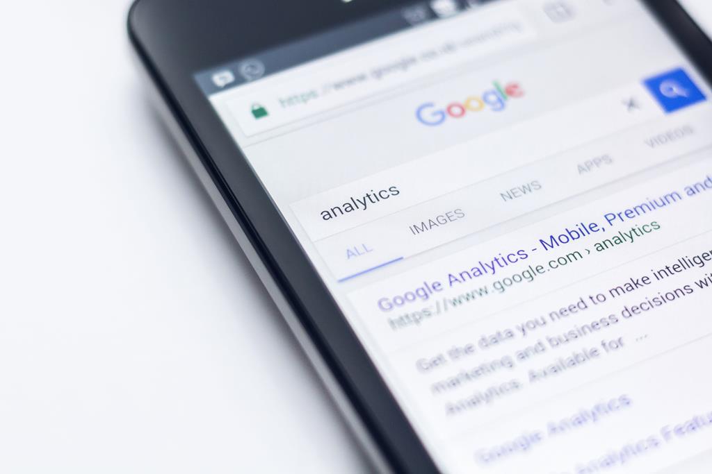 celular pesquisando analytics